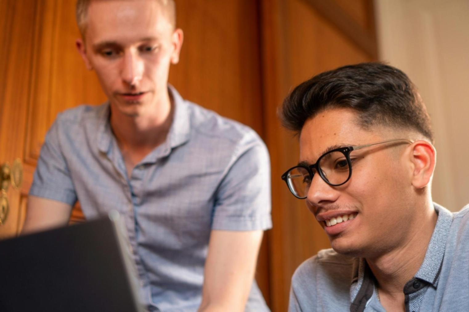 Budgetplanung Arbeitsplatz mit Dokumenten und Laptop